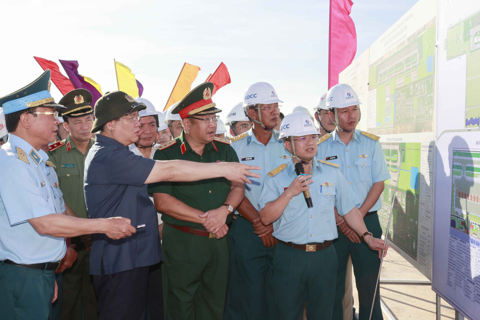 Chủ tịch Quốc hội Vương Đình Huệ nghe thuyết trình về dự án Sân bay quân sự Phan Thiết. (Ảnh: Doãn Tấn/TTXVN)