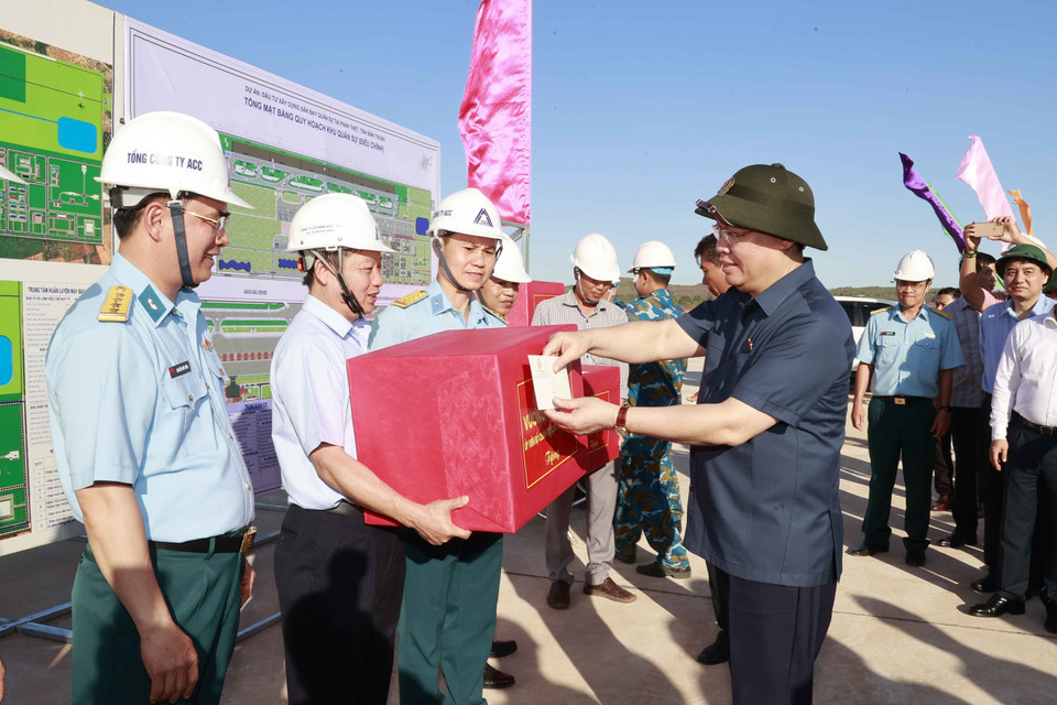 Chủ tịch Quốc hội Vương Đình Huệ tặng quà cán bộ, chiến sỹ của các đơn vị đang thi công Sân bay quân sự Phan Thiết. (Ảnh: Doãn Tấn/TTXVN)