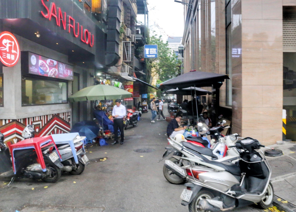 Xe máy dựng tràn ra lề đường đầu ngõ Tràng Tiền. (Ảnh: Tuấn Đức/TTXVN)