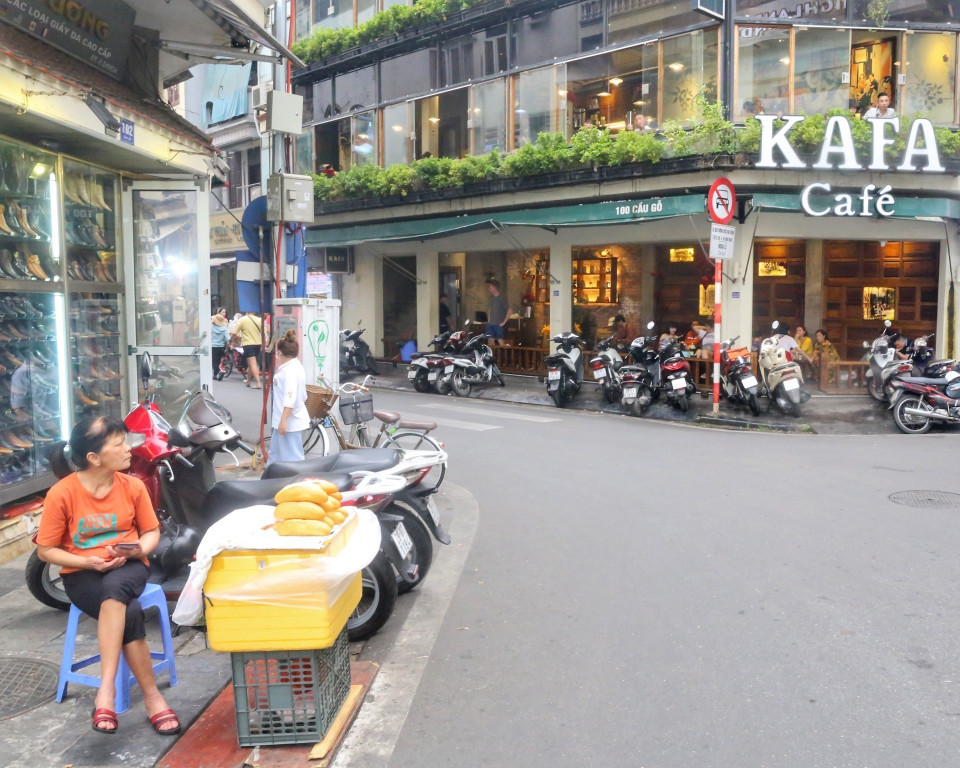 Không những buôn bán mà còn đỗ xe trên vỉa hè phố Cầu Gỗ. (Ảnh: Tuấn Đức/TTXVN)