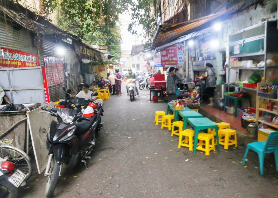 Buôn bán tràn ra lề đường tại ngõ Tràng Tiền. (Ảnh: Tuấn Đức/TTXVN)