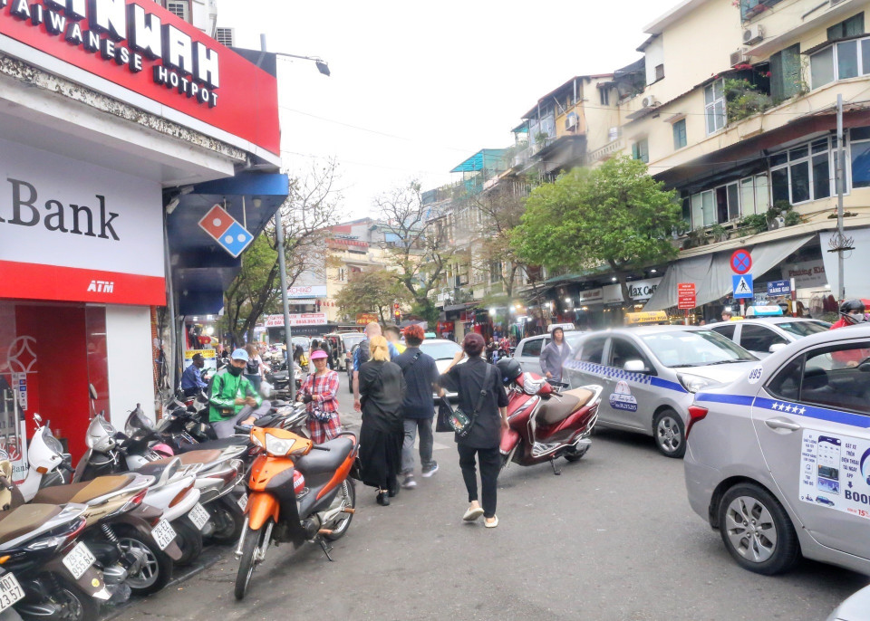 Vỉa hè phố Hàng Gai không còn chỗ cho người đi bộ. (Ảnh: Tuấn Đức/TTXVN)