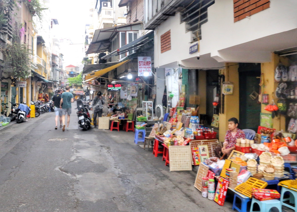 Buôn bán tràn ra lề đường trên phố Tô Tịch. (Ảnh: Tuấn Đức/TTXVN)