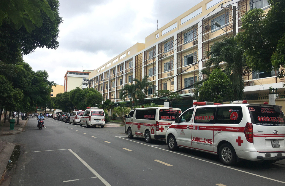 Đường phố vắng bóng người trước chung cư Đào Duy Từ, Quận 10 trước giờ thực hiện giãn cách theo Chỉ thị 16 của Thủ tướng Chính phủ. (Ảnh: Thanh Vũ/TTXVN)