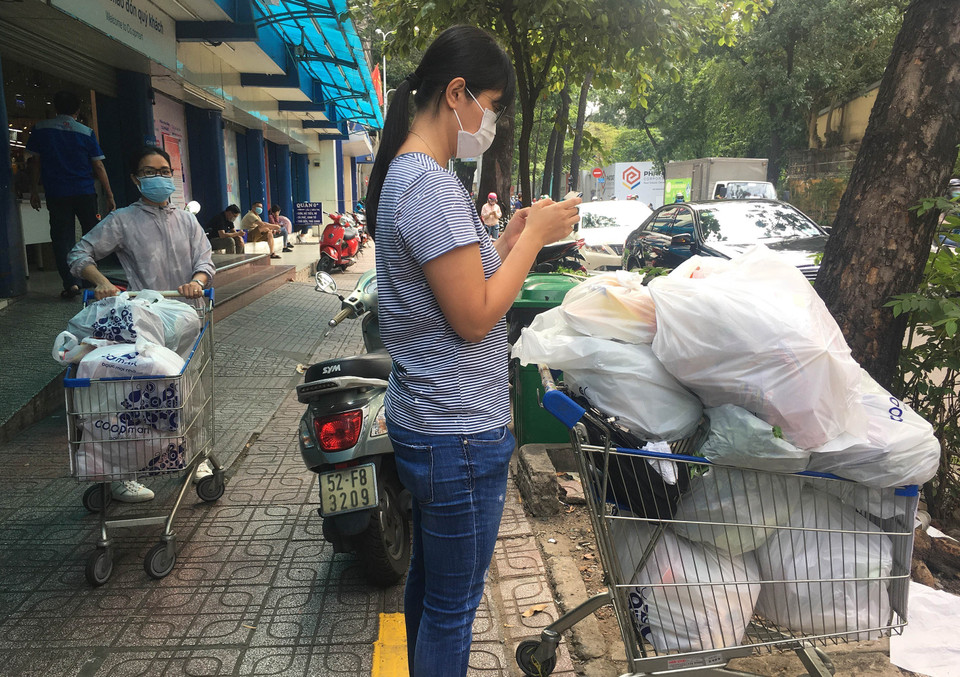 Mua sắm tại siêu thị Co.op mart Nguyễn Đình Chiểu, Quận 3 trước giờ thực hiện giãn cách theo Chỉ thị 16 của Thủ tướng Chính phủ. (Ảnh: Thanh Vũ/TTXVN)