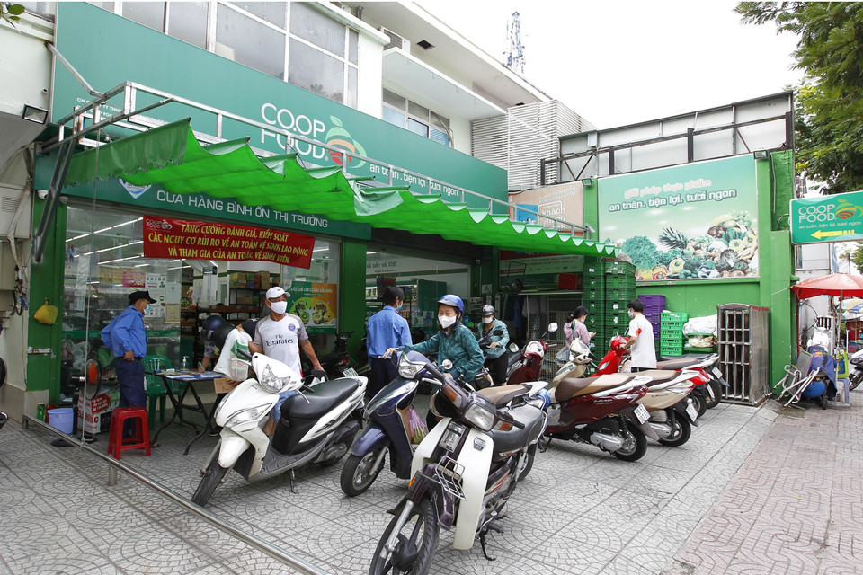 Nhiều người sắm tại Co.op Food Trần Quốc Thảo, Quận 3 trước giờ thực hiện giãn cách theo Chỉ thị 16 của Thủ tướng Chính phủ. (Ảnh: Thanh Vũ/TTXVN)