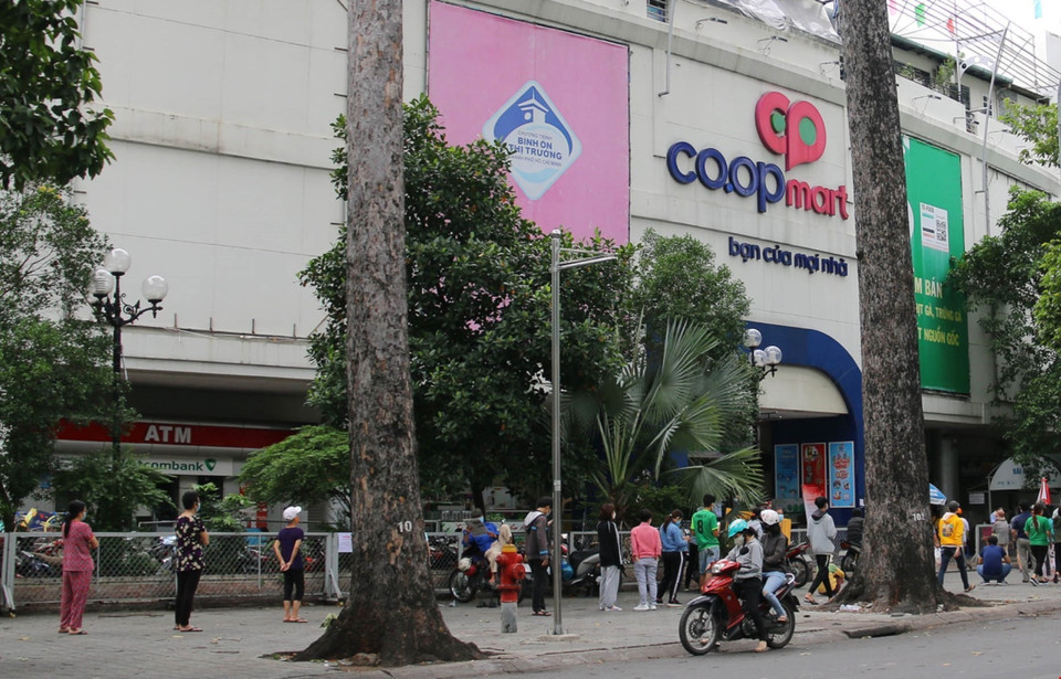 Đông đảo người tiêu dùng xếp hàng chờ đến lươt mua sắm tại siêu thị Lý Thường Kiệt, Quận 10 trước giờ thực hiện giãn cách theo Chỉ thị 16 của Thủ tướng Chính phủ. (Ảnh: Thanh Vũ/TTXVN)