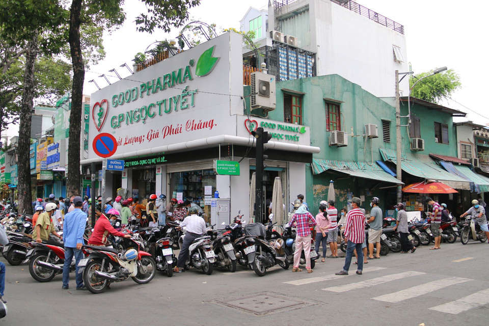  Đông đảo người tiêu dùng mua thuốc điều trị trên đường Tân Thành, Quận 5 trước giờ thực hiện giãn cách theo Chỉ thị 16 của Thủ tướng Chính phủ. (Ảnh: Thanh Vũ/TTXVN)