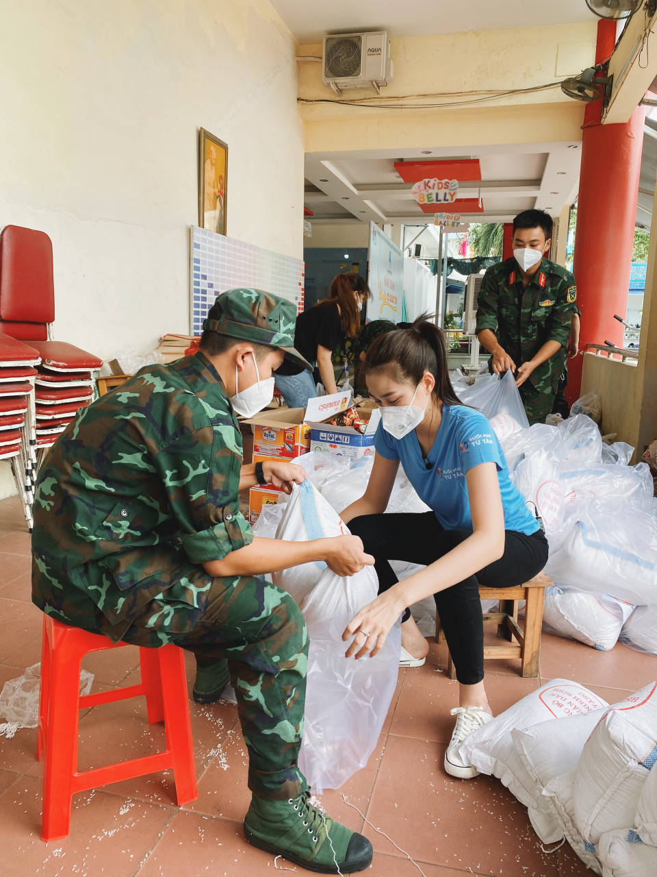 Bên cạnh việc gấp rút chuẩn bị cho cuộc thi Miss World 2021 sắp tới, nàng hậu sinh năm 2001 cũng không quên đóng góp cho cộng đồng bằng những việc làm đầy ý nghĩa. (Ảnh: CTV/Vietnam+)