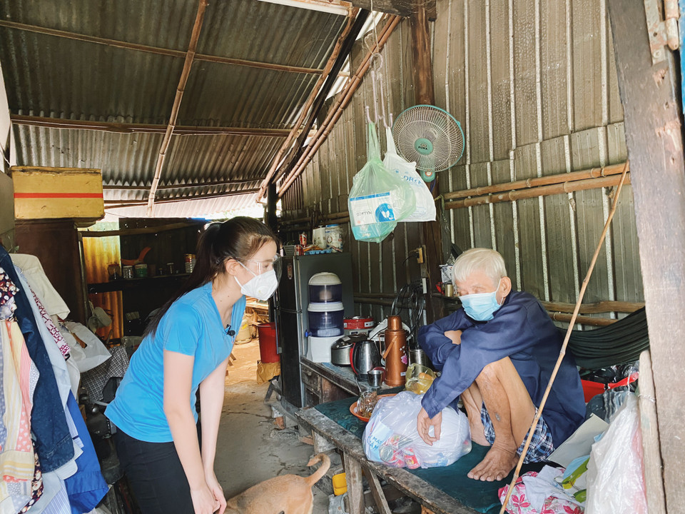 Không chỉ đến trao quà, Đỗ Hà còn ghé từng nhà để hỏi thăm về cuộc sống cũng như an ủi, động viên bà con nơi đây. Đa số đều là những lao động nghèo, công nhân thất nghiệp hay sinh viên bị kẹt lại Sài Gòn trong mùa dịch. Cô cũng gặp gỡ những gia đình có hoàn cảnh đặc biệt, người khuyết tật và người già neo đơn. (Ảnh: CTV/Vietnam+)
