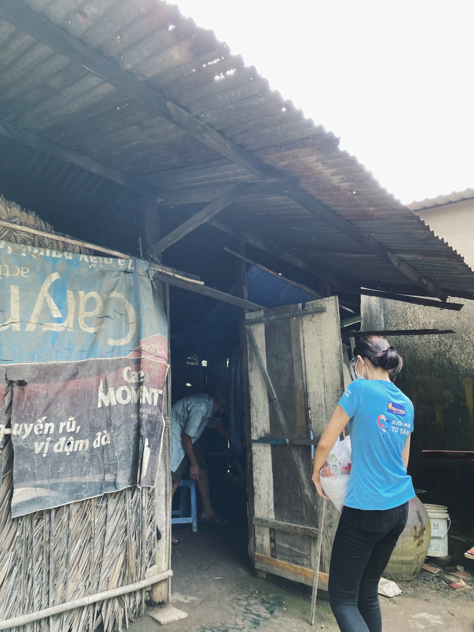 Tại Hà Nội, nàng hậu cũng tích cực tham gia chiến dịch ‘Triệu bữa cơm - Hà Nội nghĩa tình’ trao tặng đến người khó khăn, người cơ nhỡ. (Ảnh: CTV/Vietnam+)