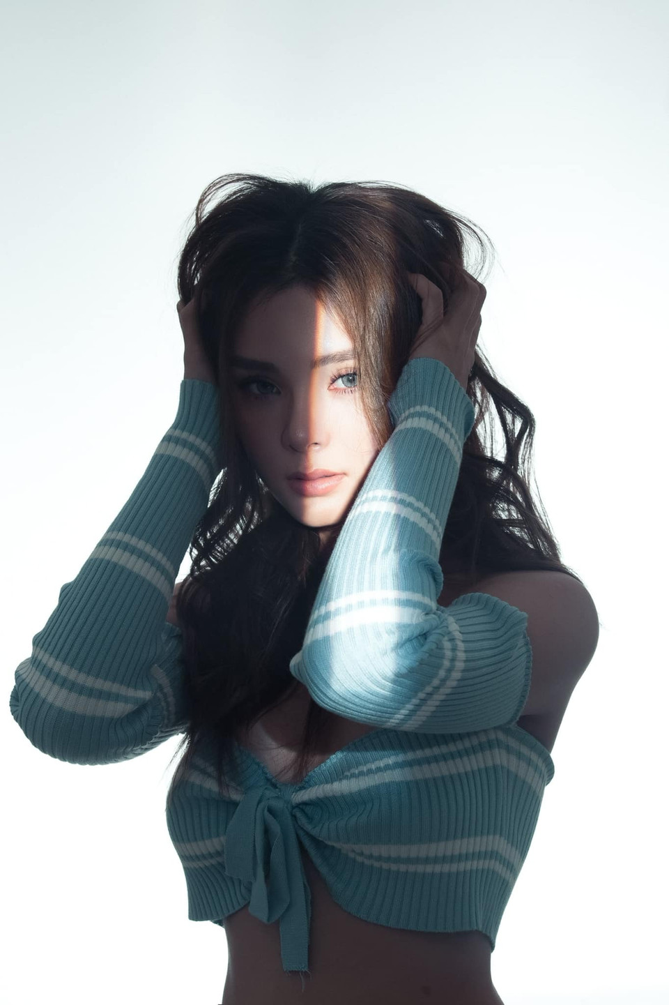 Được biết, từ nhỏ Trâm Anh đã thích ánh đèn sân khấu, thích được catwalk, nhưng cô nàng chưa có nhiều cơ hội cũng như chưa đủ tự tin để tham dự những cuộc thi quy mô lớn. Nhìn vào những bức ảnh dự thi của Trâm Anh, có thể thấy cô là gương mặt mà các đối thủ khác phải dè chừng tại The Next Face Vietnam 2021. (Ảnh: BTC)