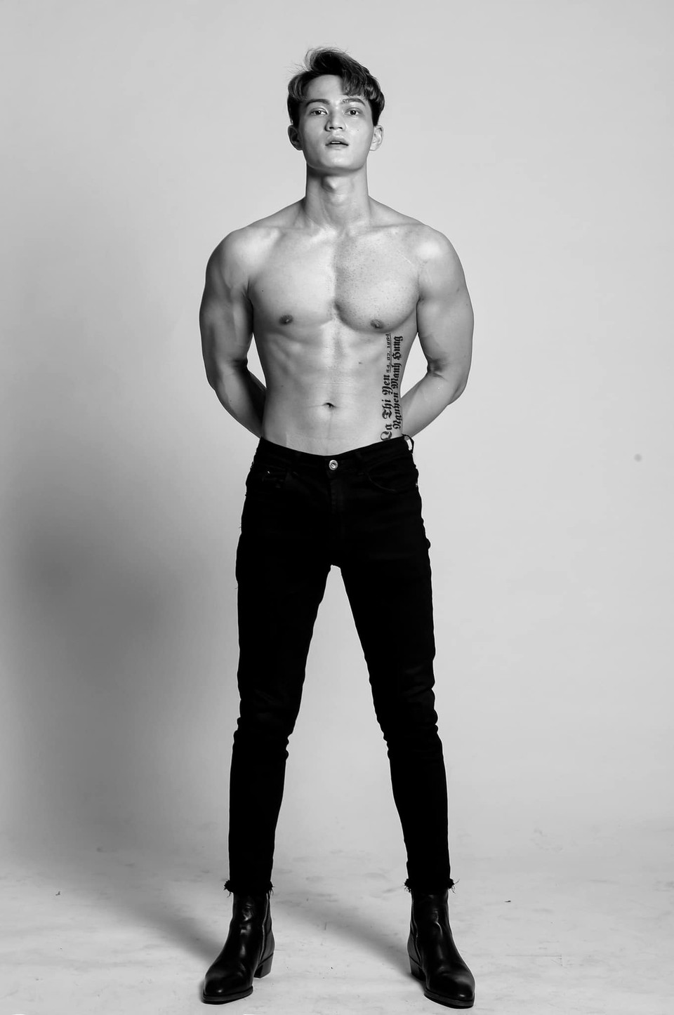 Thí sinh Mạnh Hùng sinh năm 1998 đã ‘chiếm sóng’ từ những ngày đầu tiên bởi ngoại hình điển trai, body sáu múi rắn chắc, khỏe mạnh với số đo ba vòng 120-75-95. Anh chàng đến từ Quảng Trị và đang sinh sống tại thành phố Đà Nẵng. (Ảnh: BTC)