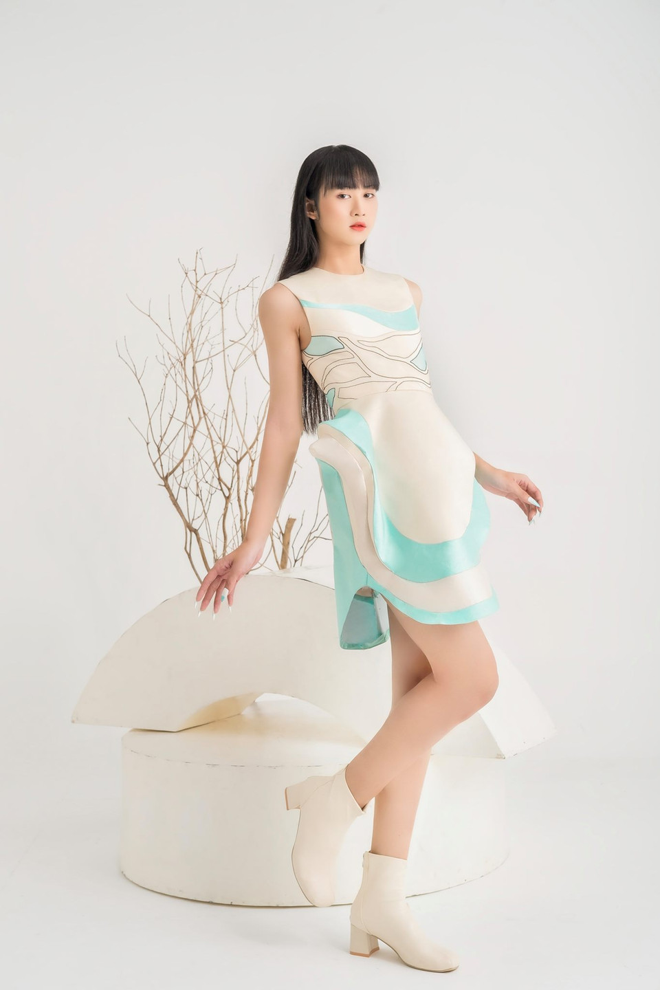 Một làn gió mới khiến không khí tại The Next Face Vietnam 2021 thêm phần sôi động chính là sự xuất hiện của người mẫu phi giới tính 10x đến từ Đồng Nai - Shinsa Phạm. Cô định hình bản thân theo hướng đa phong cách, có thể thấy thần thái của cô nàng thu hút người xem ngay những giây đầu khi lướt ngang hình ảnh của cô. (Ảnh: BTC)