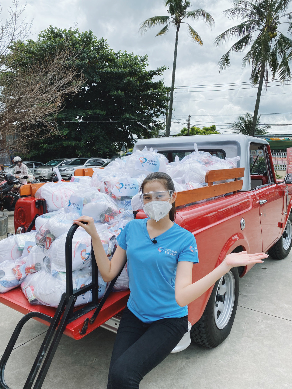 Dưới cương vị Chủ tịch danh dự Câu lạc bộ Suối mát từ tâm, Hoa hậu Đỗ Hà đã kết hợp cùng Ủy ban Mặt trận Tổ quốc Việt Nam quận Bình Thạnh và đoàn thanh niên quận Bình Thạnh tặng quà bà con nghèo, người khuyết tật, người già neo đơn. (Ảnh: CTV/Vietnam+)