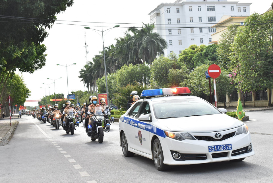 Công an Ninh Bình diễu hành tuyên truyền Luật Giao thông đường bộ. (Ảnh: Hải Yến/TTXVN)