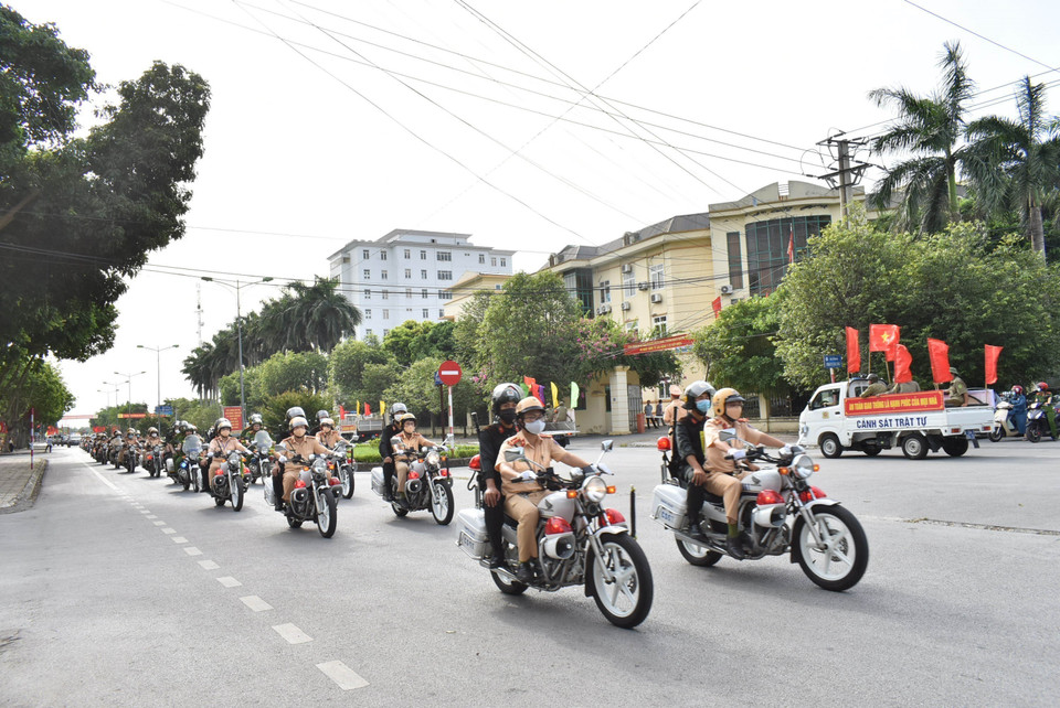 Công an Ninh Bình diễu hành tuyên truyền Luật Giao thông đường bộ. (Ảnh: Hải Yến/TTXVN)