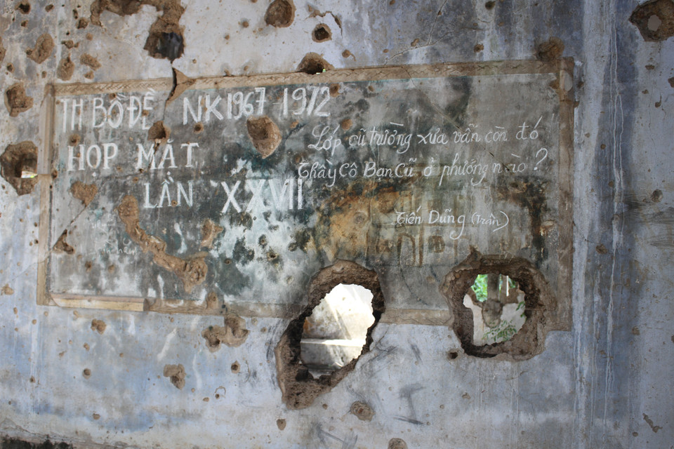 Tấm bảng còn sót lại của Trường Bồ Đề in hằn những vết đạn. (Ảnh: Thanh Thủy/TTXVN)