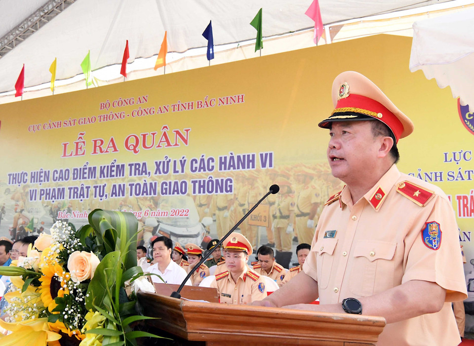 Thiếu tướng Nguyễn Văn Trung, Cục trưởng Cục Cảnh sát giao thông phát lệnh ra quân thực hiện cao điểm kiểm tra, xử lý các hành vi vi phạm trật tự, an toàn giao thông. (Ảnh: TTXVN phát)