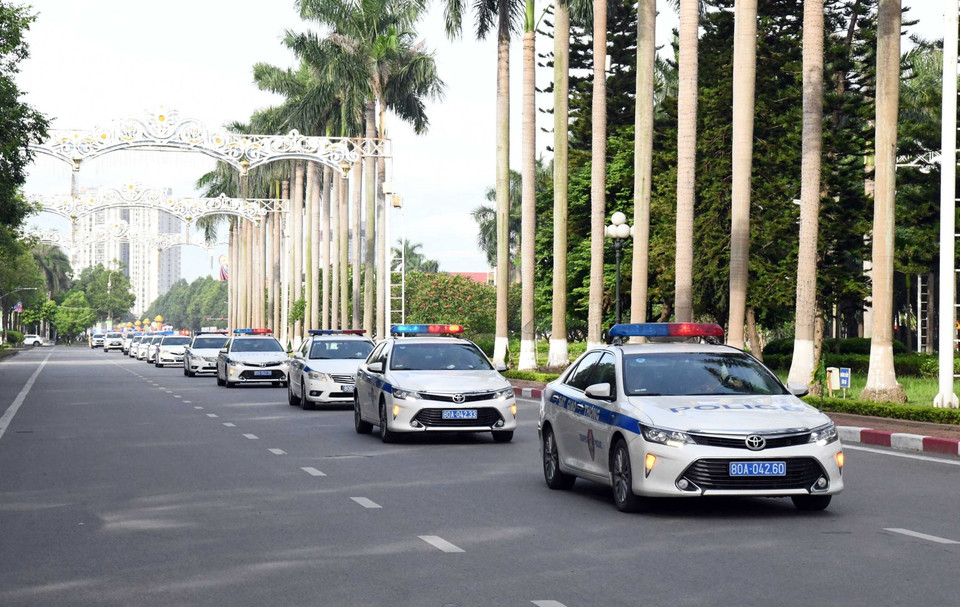 Lực lượng cảnh sát giao thông ra quân thực hiện cao điểm kiểm tra, xử lý các hành vi vi phạm trật tự, an toàn giao thông. (Ảnh: TTXVN phát)