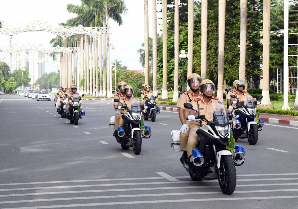 Lực lượng cảnh sát giao thông ra quân thực hiện cao điểm kiểm tra, xử lý các hành vi vi phạm trật tự, an toàn giao thông. (Ảnh: TTXVN phát)