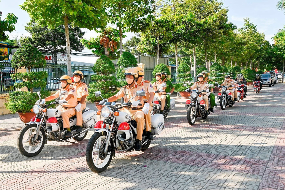 Lực lượng cảnh sát giao thông Công an tỉnh Bình Thuận đồng loạt ra quân thực hiện cao điểm kiểm tra, xử lý các hành vi vi phạm trật tự an toàn giao thông. (Ảnh: Nguyễn Thanh/TTXVN)