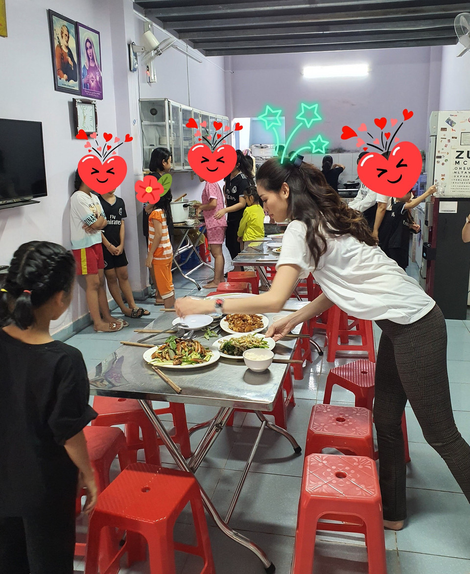 Hoa hậu chuẩn bị bữa cơm cùng các em nhỏ và các sơ. (Ảnh: CTV/Vietnam+)