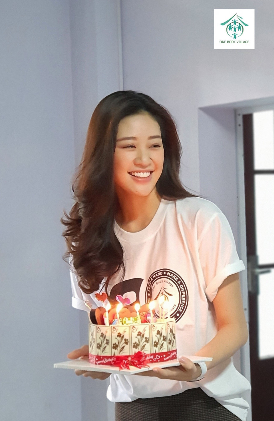 Chiếc bánh sinh nhật do các em ở Ngôi nhà One Body Village tự tay làm tặng. (Ảnh: CTV/Vietnam+)