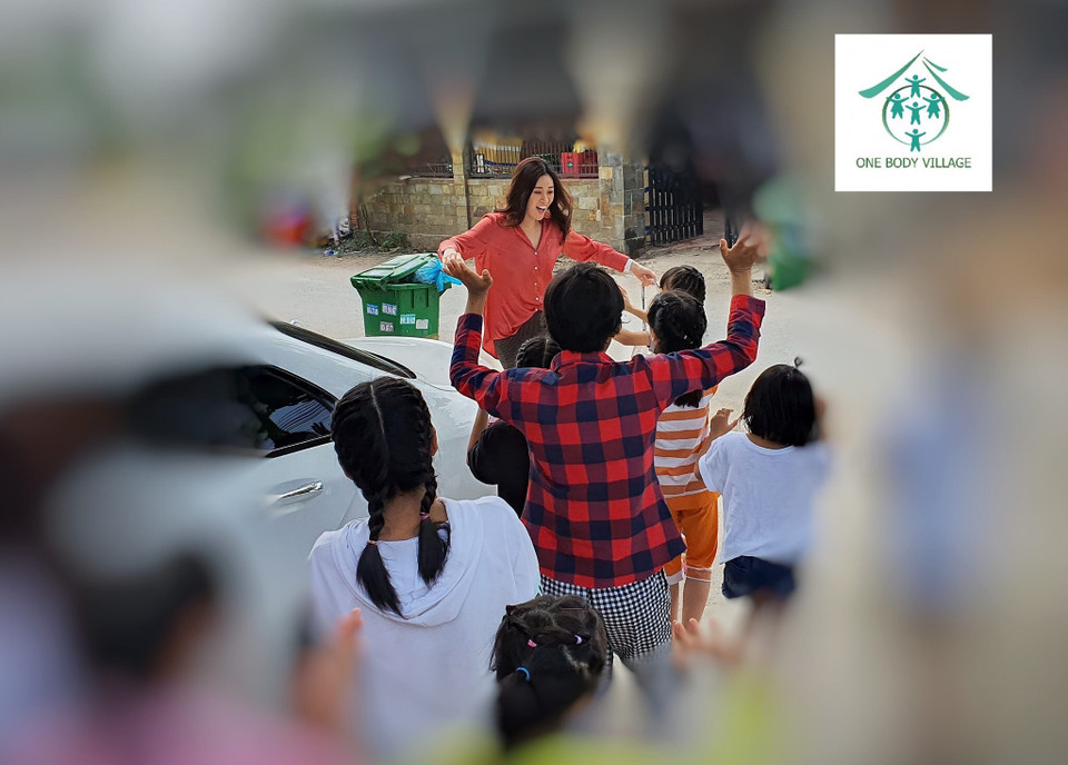 Hoa hậu Khánh Vân cho biết cô rất cảm phục trước sự tận tâm của các sơ ở đây, không chỉ chăm sóc, nuôi dưỡng các em gái, mà còn là những người “dẫn đường” giúp các em trở về với cuộc sống bình thường, vượt qua mặc cảm, nỗi ám ảnh quá khứ. (Ảnh: CTV/Vietnam+)