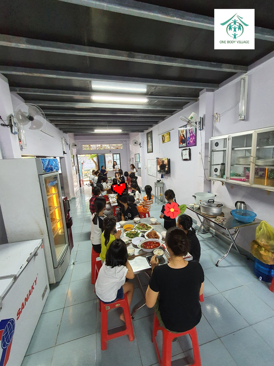 Bữa tiệc ấm áp. (Ảnh: CTV/Vietnam+)