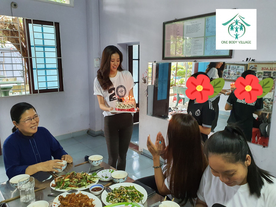 Khánh Vân có dịp lắng nghe tâm sự của các em, cùng chơi đùa và xóa bỏ khoảng cách giữa cô và mọi người. (Ảnh: CTV/Vietnam+)