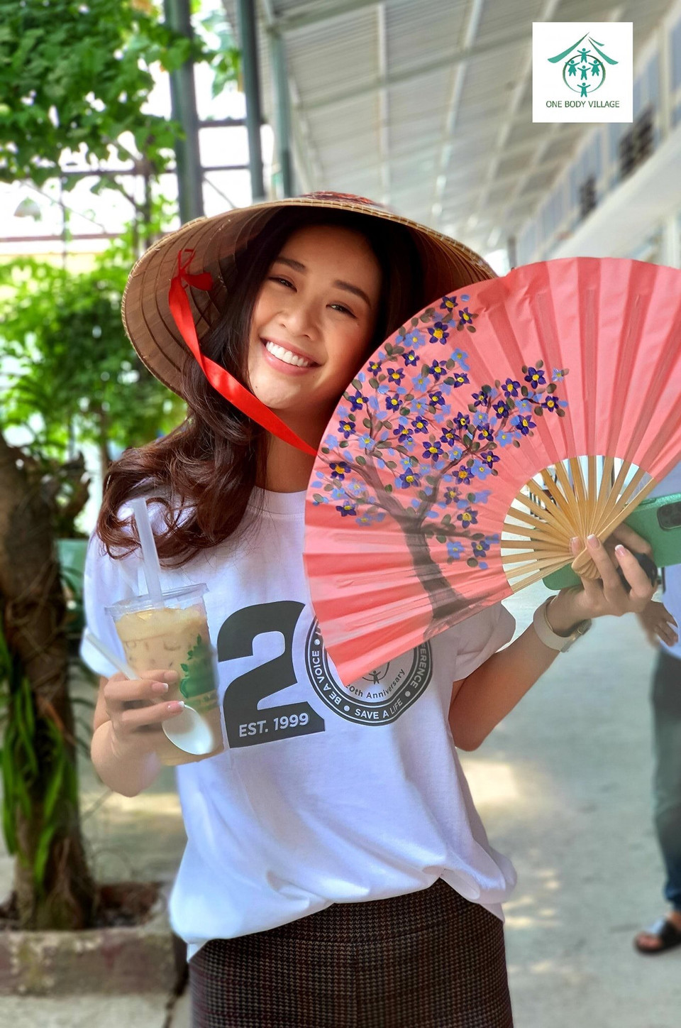 Đến thăm các em, Khánh Vân còn bất ngờ được tổ chức sinh nhật muộn. Tự tay các em đã làm bánh sinh nhật cùng các món quà thủ công như vẽ trên nón lá, quạt tay để tặng Hoa hậu. (Ảnh: CTV/Vietnam+)