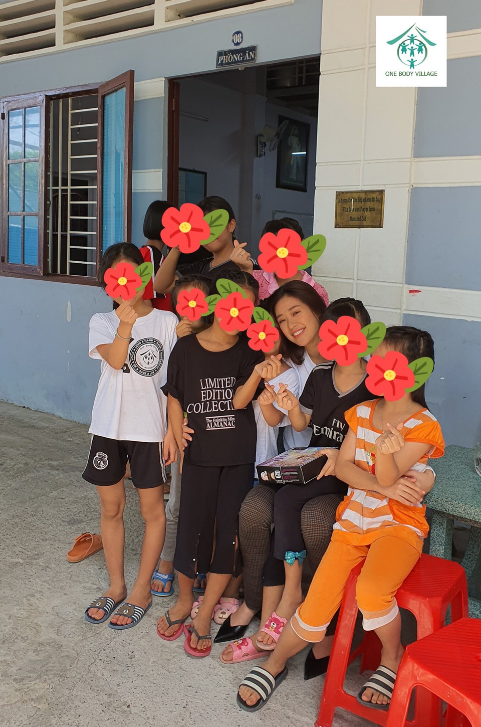  Khánh Vân tâm sự: ‘Để vượt qua tổn thương là điều không dễ dàng. Có người nói các em nhìn bình thường mà, có gì đâu. Nhưng họ không biết rằng, tổn thương ngoài da thì mau lành, còn tổn thương bên trong thì rất khó để xóa đi.' Nhìn các em cười, kể cho Vân nghe về ước mơ, dự định tương lai, trong ánh mắt các em, Vân cảm nhận được sự sống đang tiếp diễn rất mạnh mẽ.’ (Ảnh: CTV/Vietnam+)