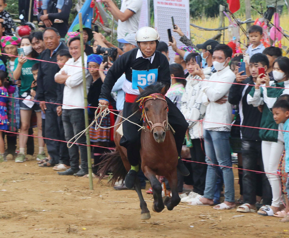 Khán giả thích thú khi được xem đua ngựa ở vùng cao. (Ảnh: Nguyễn Oanh/TTXVN)