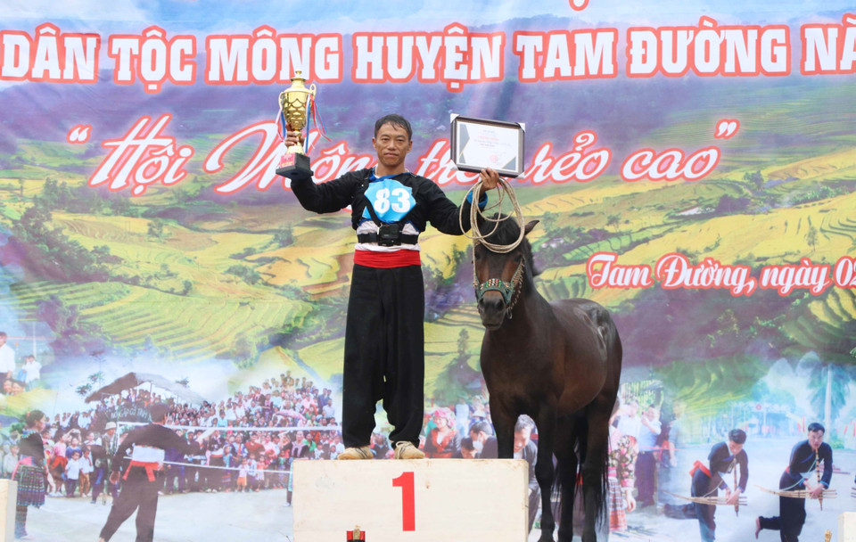 Nài ngựa số 83 Giàng A Chứ và ngựa đua vô địch Giải Đua ngựa Tam Đường. (Ảnh: Nguyễn Oanh/TTXVN)