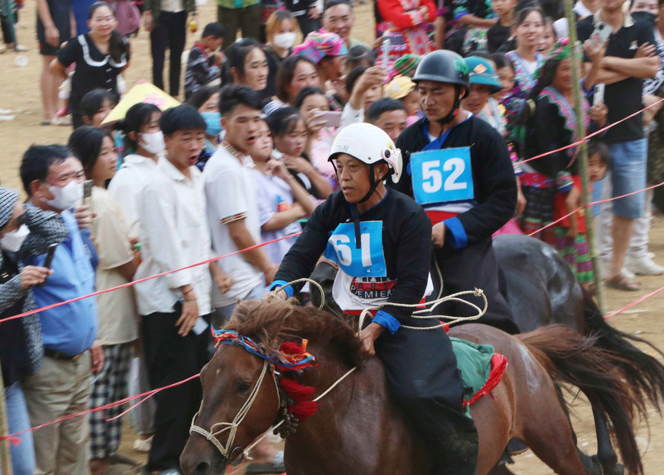 Người xem trầm trồ trước tốc độ của các chú ngựa. (Ảnh: Nguyễn Oanh/TTXVN)