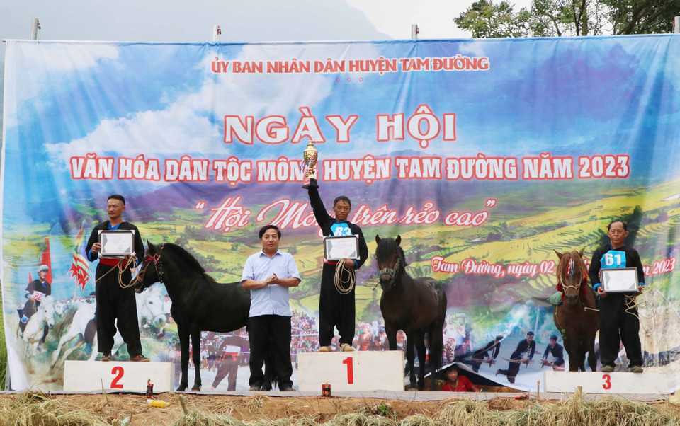 Ban Tổ chức trao giải Nhất, Nhì, Ba cho các nài ngựa. (Ảnh: Nguyễn Oanh/TTXVN)
