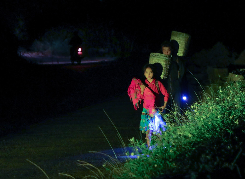 Bà con xuống chợ khi trời còn chưa sáng. (Ảnh: Hoàng Hiếu/TTXVN)