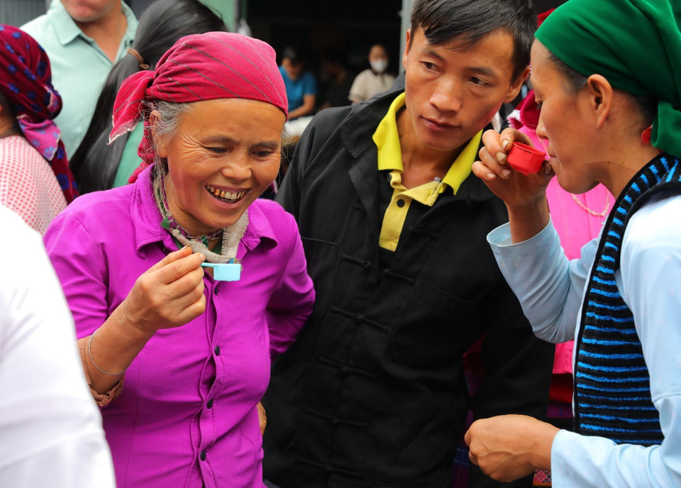 Bà con thử rượu tại khu vực bán rượu ngô tại chợ phiên Mèo Vạc. (Ảnh: Hoàng Hiếu/TTXVN)