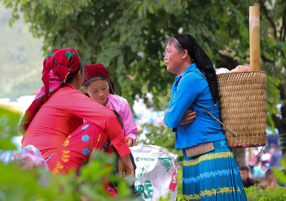 Chợ phiên Mèo Vạc còn là nơi gặp gỡ, giao lưu của bà con các dân tộc huyện Mèo Vạc. (Ảnh: Hoàng Hiếu/TTXVN)