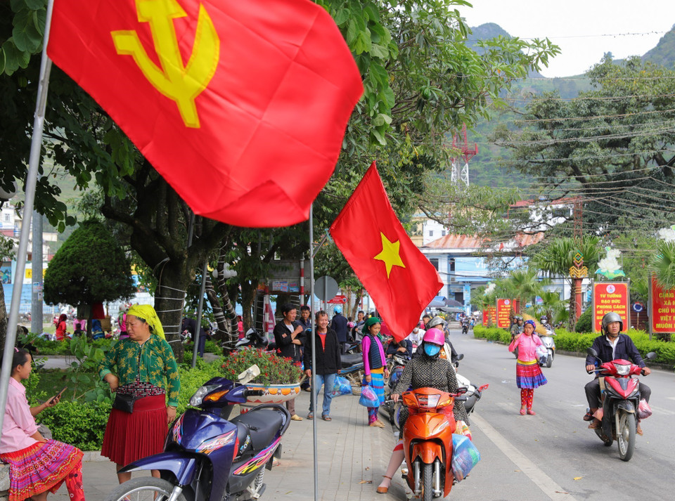 Người dân với hàng hóa, nhu yếu phẩm mua được tại chợ phiên Mèo Vạc. (Ảnh: Hoàng Hiếu/TTXVN)