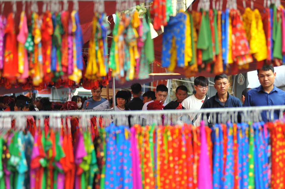 Những khoảng màu rực rỡ của khu vực bán quần áo, vải màu rực rỡ tại chợ phiên Mèo Vạc. (Ảnh: Hoàng Hiếu/TTXVN)