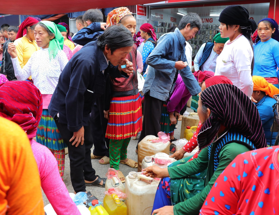 Khu vực buôn bán rượu nấu từ ngô. (Ảnh: Hoàng Hiếu/TTXVN)