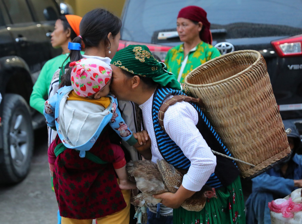 Những đứa trẻ cũng được theo mẹ đến chợ phiên. (Ảnh: Hoàng Hiếu/TTXVN)