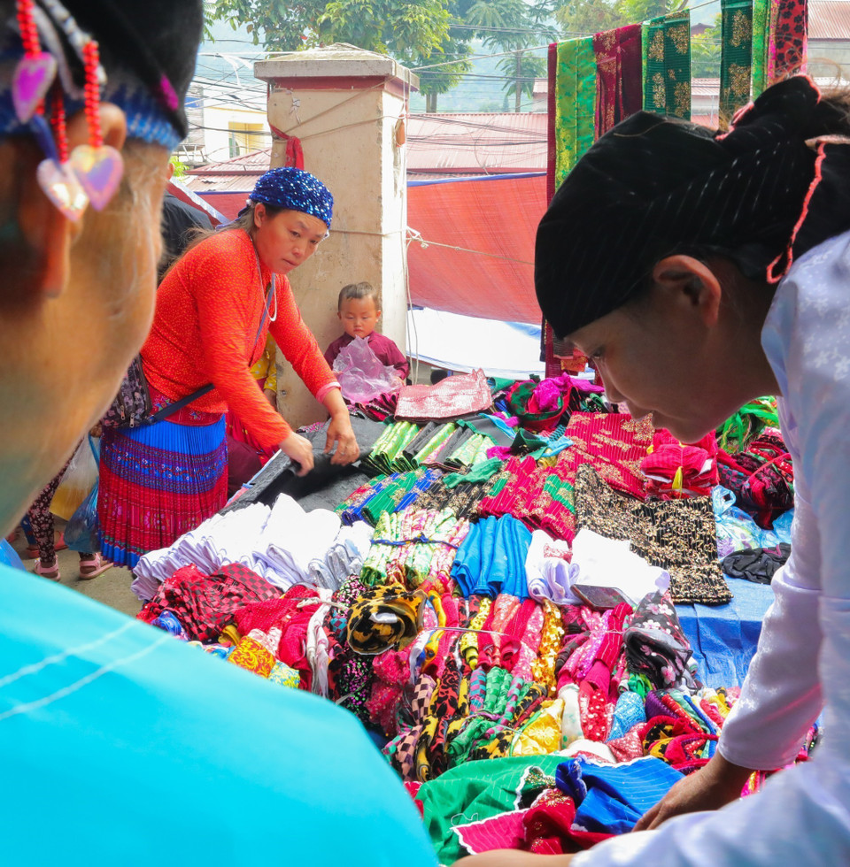 Quần áo, trang phục được bán đa dạng tại phiên chợ. (Ảnh: Hoàng Hiếu/TTXVN)