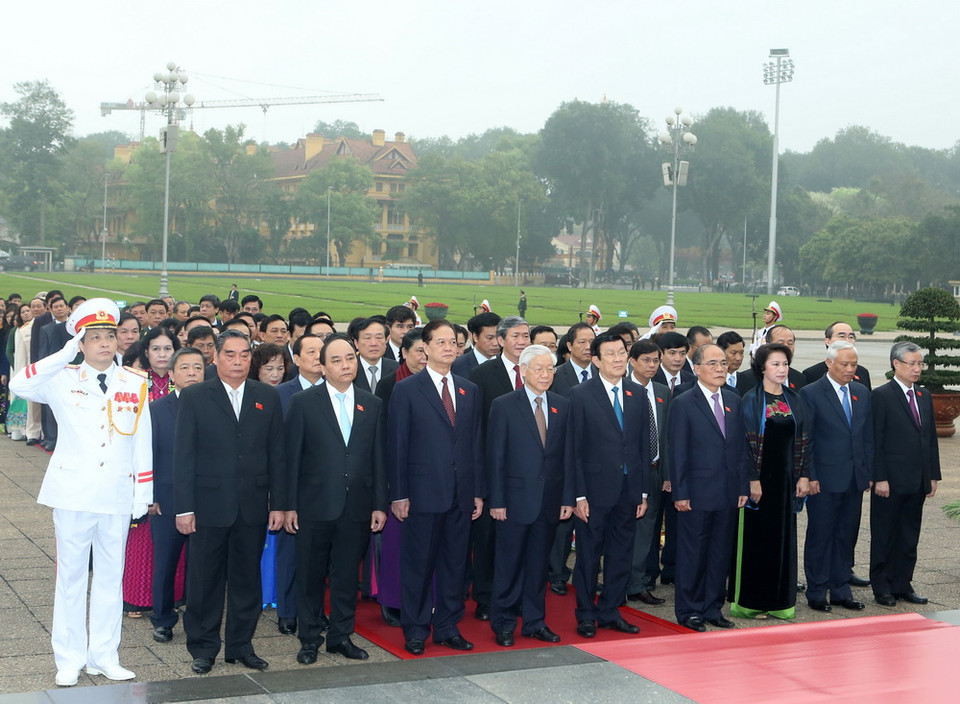 Lãnh đạo Đảng, Nhà nước vào Lăng viếng Chủ tịch Hồ Chí Minh trước giờ khai mạc. (Ảnh: Thống Nhất/TTXVN)