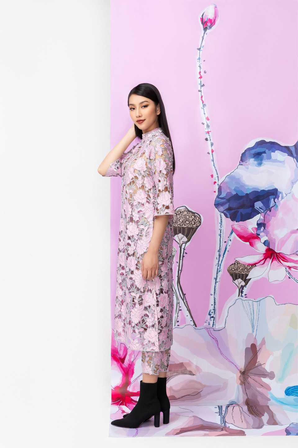  Khéo léo phối áo dài cách tân ren với boots hiện đại, Thùy Tiên ghi điểm bởi gu ăn mặc tinh tế. (Ảnh: Chanh Nguyễn)