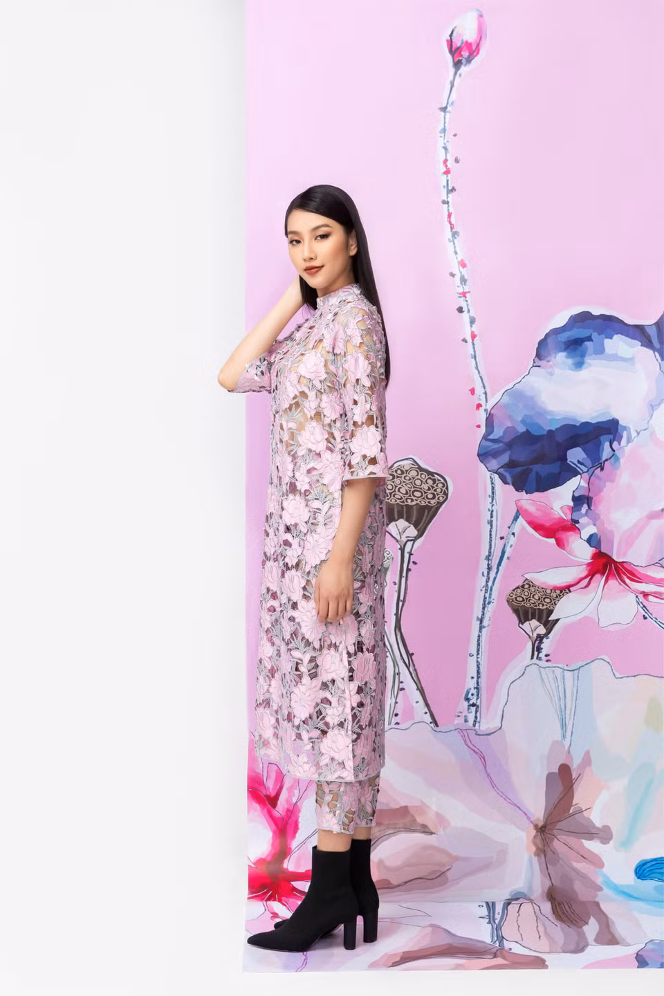  Khéo léo phối áo dài cách tân ren với boots hiện đại, Thùy Tiên ghi điểm bởi gu ăn mặc tinh tế. (Ảnh: Chanh Nguyễn)