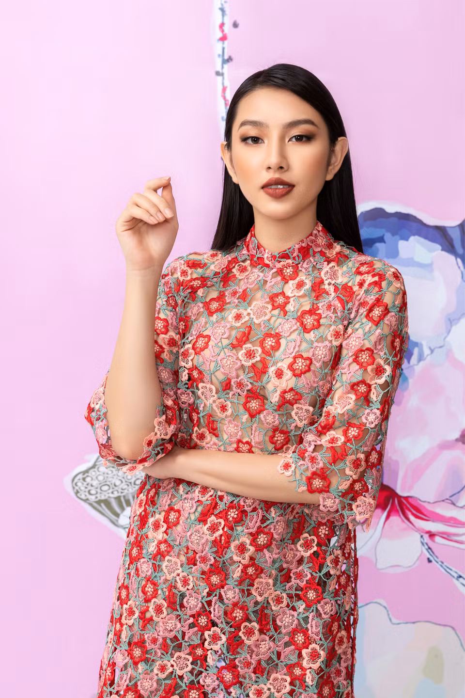 Pha trộn giữa tinh thần truyền thống và hiện đại, thông qua ngôn ngữ hình thể cũng như thần thái biểu cảm gương mặt, Thùy Tiên đã thể hiện tròn trịa dụng ý của nhà thiết kế Thủy Nguyễn. (Ảnh: Chanh Nguyễn)