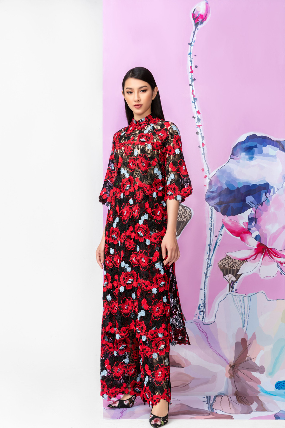  Những chiếc quần ống ôm cách điệu lạ mắt, cùng lối trang điểm môi trầm ấn tượng và tóc đen thẳng hiện đại, hình ảnh Thùy Tiên trong thiết kế của Thủy Nguyễn đậm chất high-fashion. (Ảnh: Chanh Nguyễn)